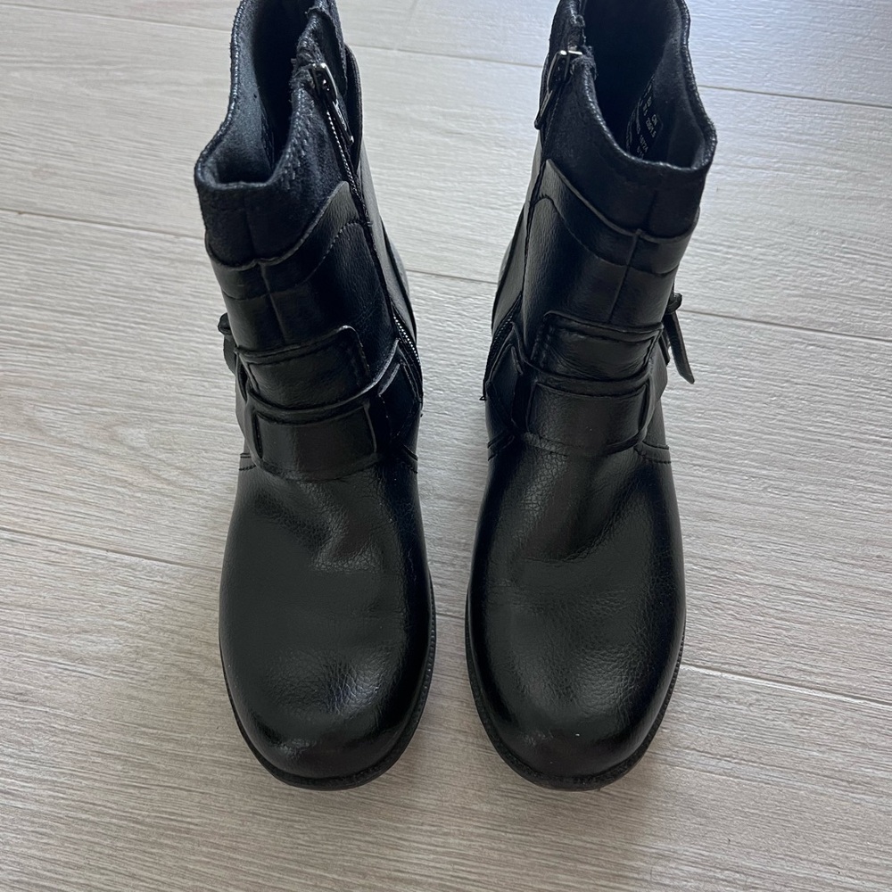 Clarks soft cushion ankle boots. Size 7M. Black - Picture 2 of 10